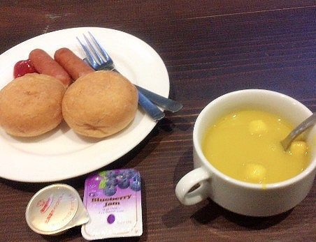 朝食のパンとスープ