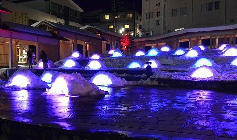 湯路広場の雪灯篭