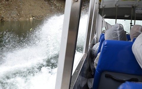 ダム湖に進水した時に水しぶきをあげた水陸両用バスの様子