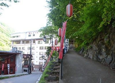 神社のスロープ側の道