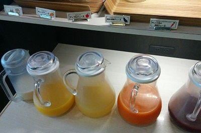 豆乳、牛乳、オレンジジュース、アップルジュースと野菜ニュース2種類