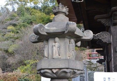 仏像が彫られていた石灯篭