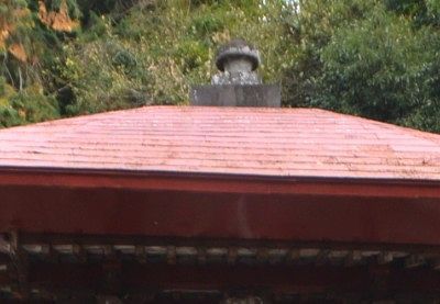 薬師堂の屋根の上の宝塔