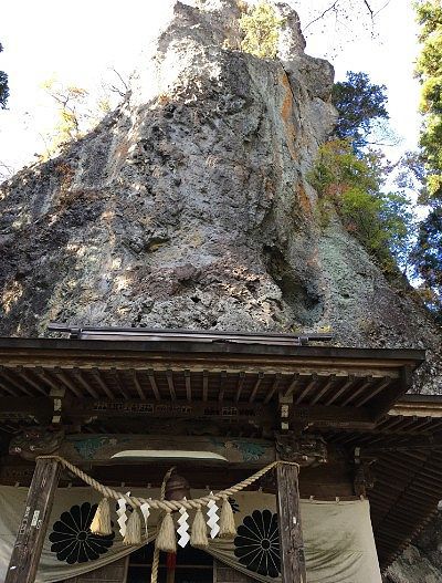 中之嶽神社の社殿と大岩