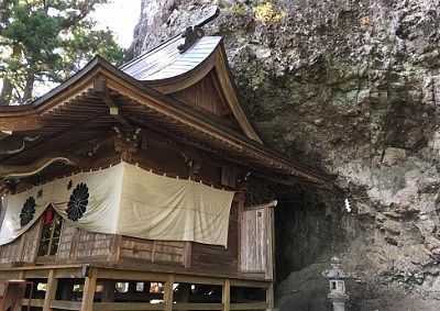 岩にめりこむように建っていた中之嶽神社の社殿