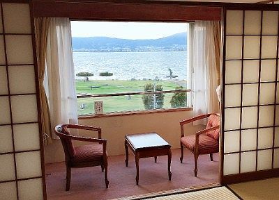 広縁と窓から見えた諏訪湖
