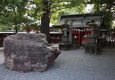 神降石と柞稲荷神社