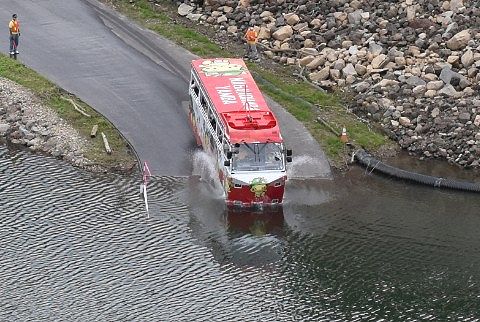 水陸両用バスが湖に