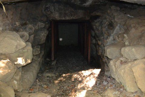 西山古墳石室内部