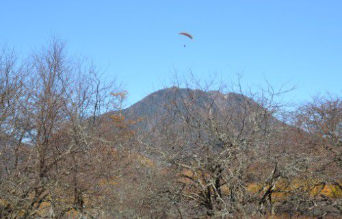 男体山をバックに飛ぶパラグライダー
