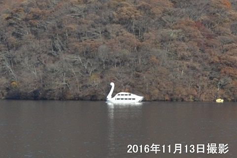 榛名湖の上を走る白鳥遊覧船