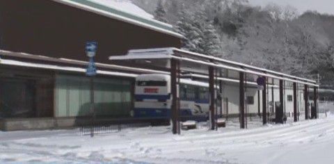 大雪の日の長野原草津口駅の風景