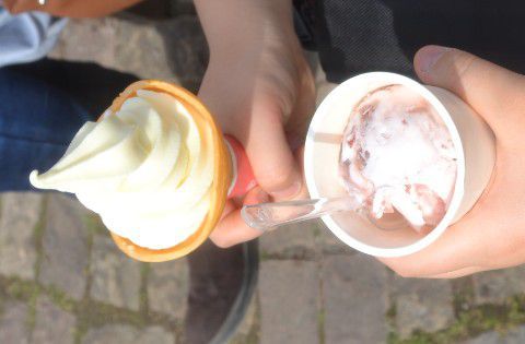 ソフトクリームと桜餅風アイス