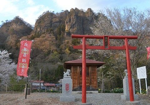 密岩神社と岩櫃山