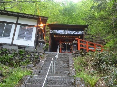 石段と温泉神社