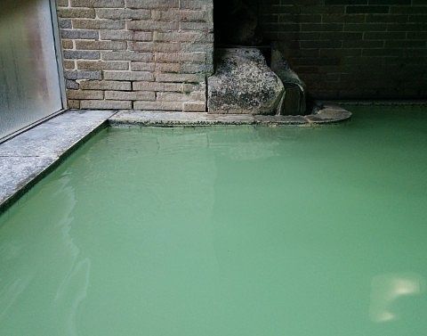 緑濁色した内湯