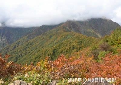 紅葉と雲に隠れてしまった谷川岳山頂