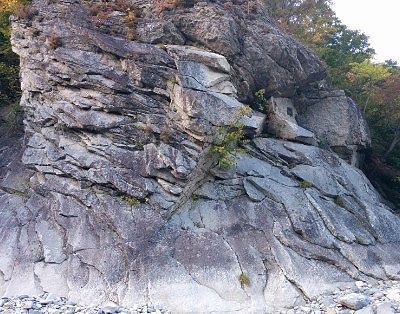 マチガ沢にある大きな岩